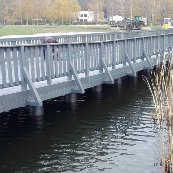 Most z kompozytu drewna odporny na wilgoć