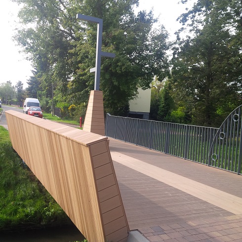 Most wykończony kompozytem drewna